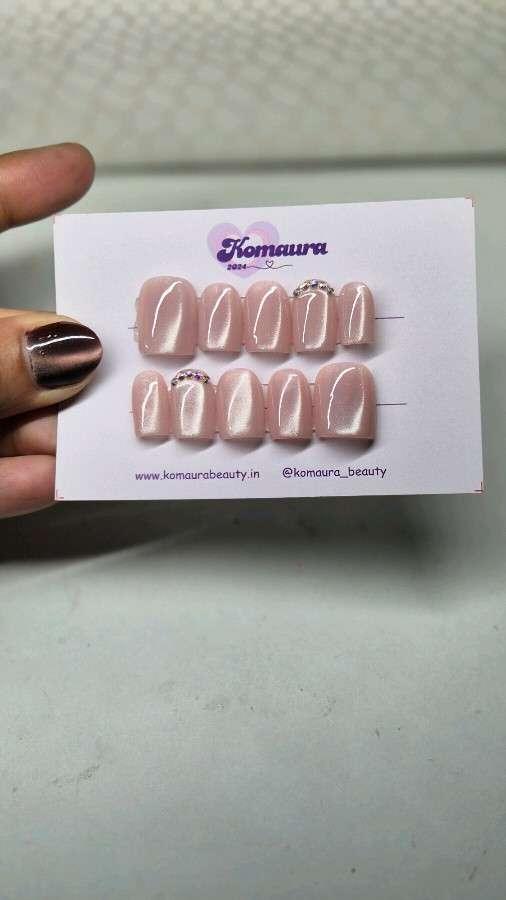 Cat eye nails - Image 1